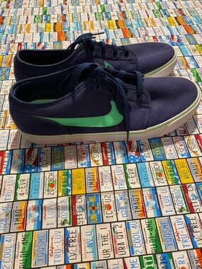 Nike Navy Canvas Low-Top Sneakers with Teal Green Swoosh. Size 11.5 pre-owned